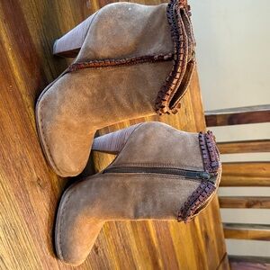 Frye Light Brown Suede Ankle Boots with Zipper Size 8M